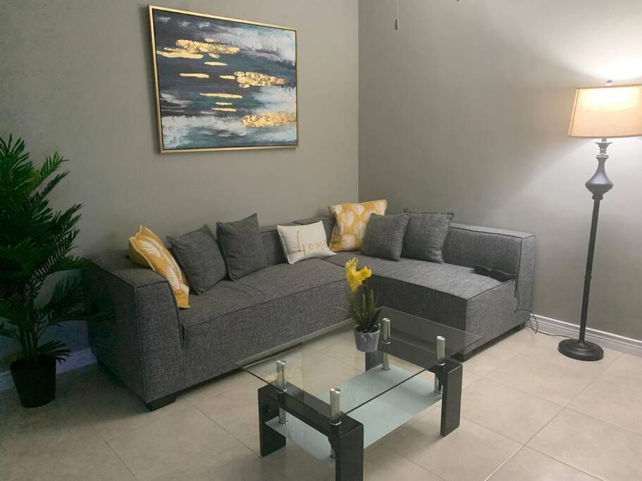 Odyssey On The 5Th - Exquisite Luxury Apt Kingston Eksteriør bilde