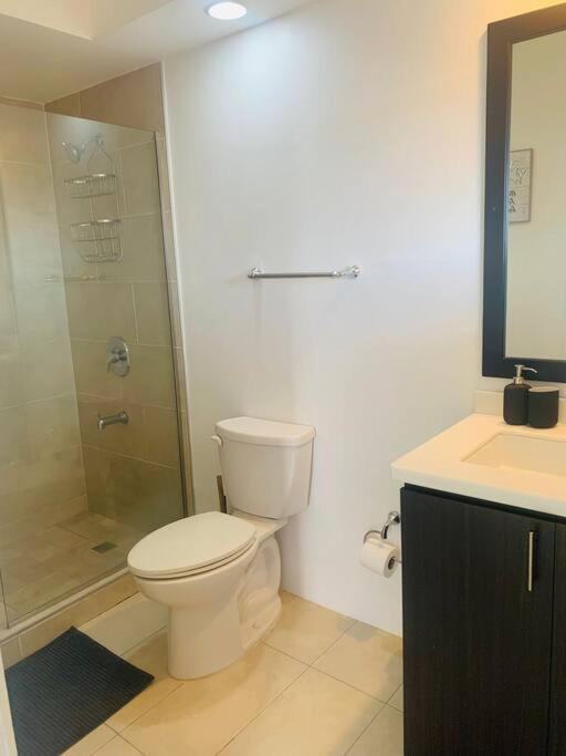 Odyssey On The 5Th - Exquisite Luxury Apt Kingston Eksteriør bilde