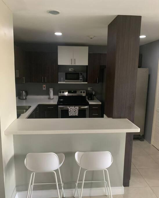 Odyssey On The 5Th - Exquisite Luxury Apt Kingston Eksteriør bilde